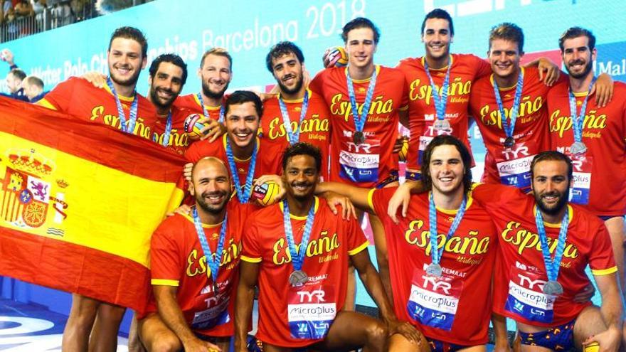 La selección de waterpolo posa con la medalla de plata.