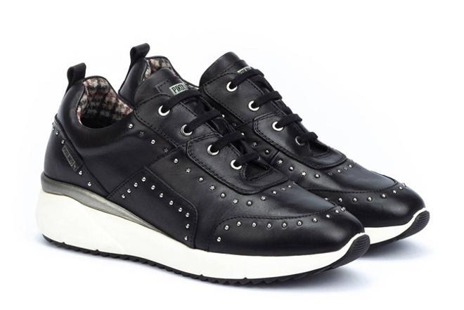 Zapatillas de piel y tachuelas, de Pikolinos