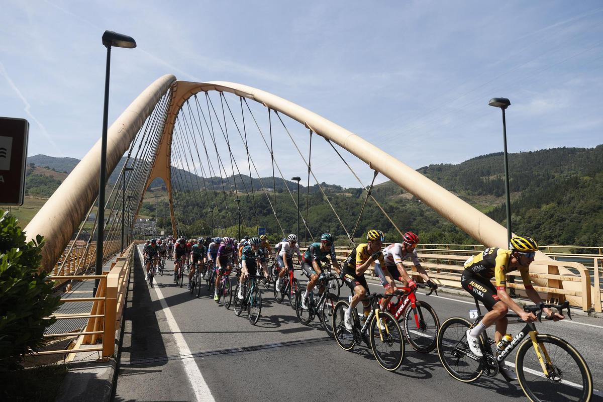 ZARAUTZ, 23/08/2022.- El pelotón durante la quinta etapa de la Vuelta Ciclista España disputada, este miércoles, entre Irún y Bilbao con 187,2 km de recorrido. EFE/Javier Lizón