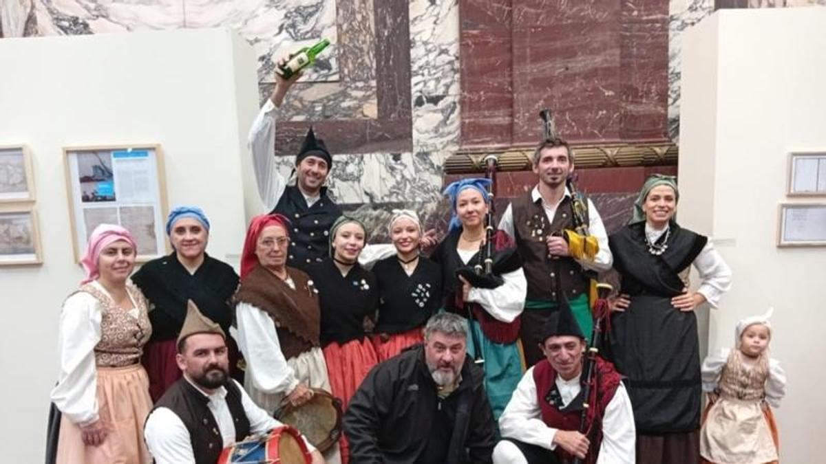 Luis Fernando Echevaría, agachado en el centro, con otros miembros del grupo de baile del Centro Asturiano de Rosario.