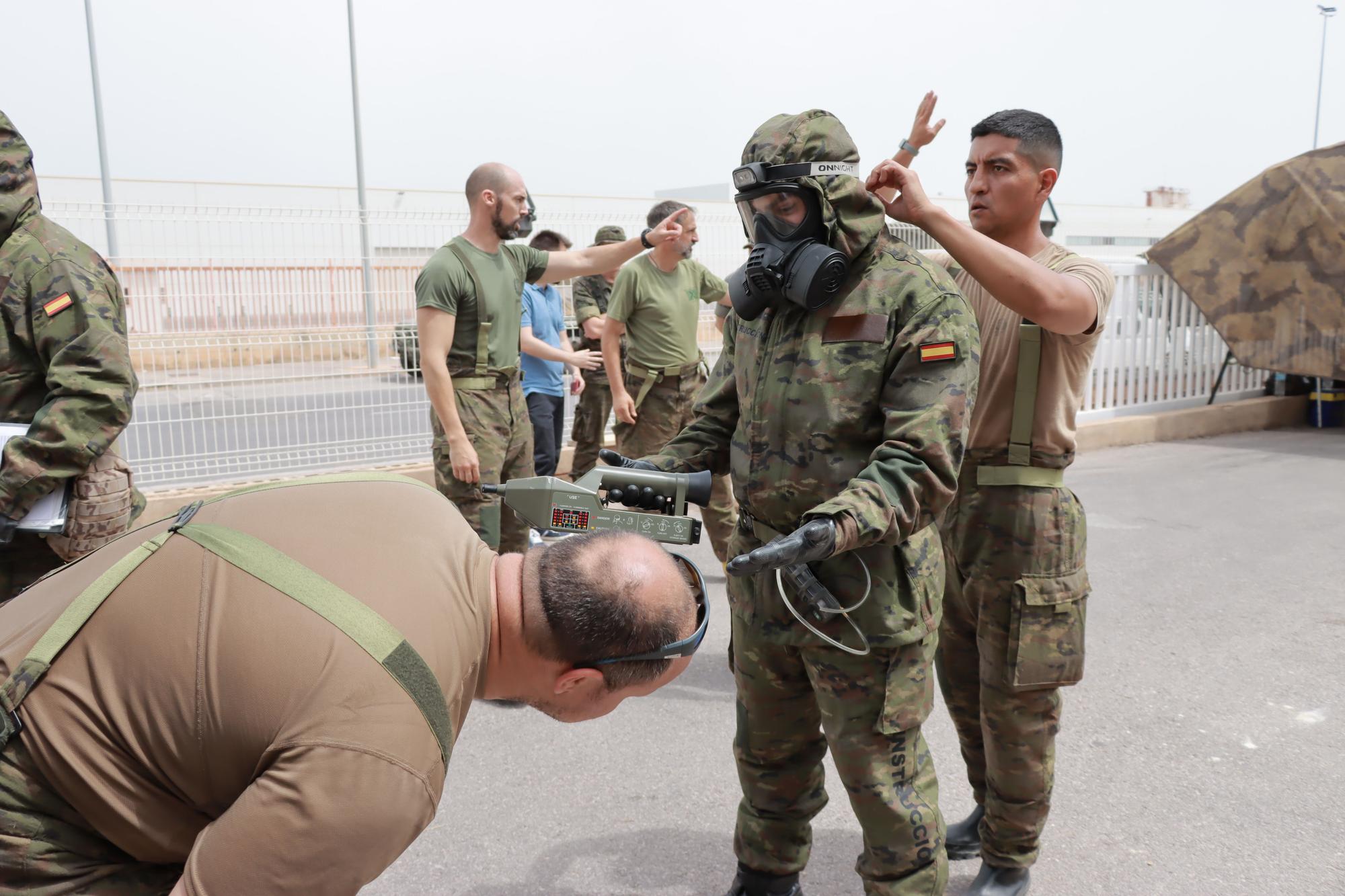 El Ejército simula un ataque químico en una fábrica de Onda