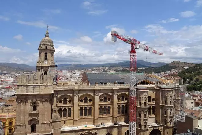 Obras de construcción del tejado de la Catedral de Málaga