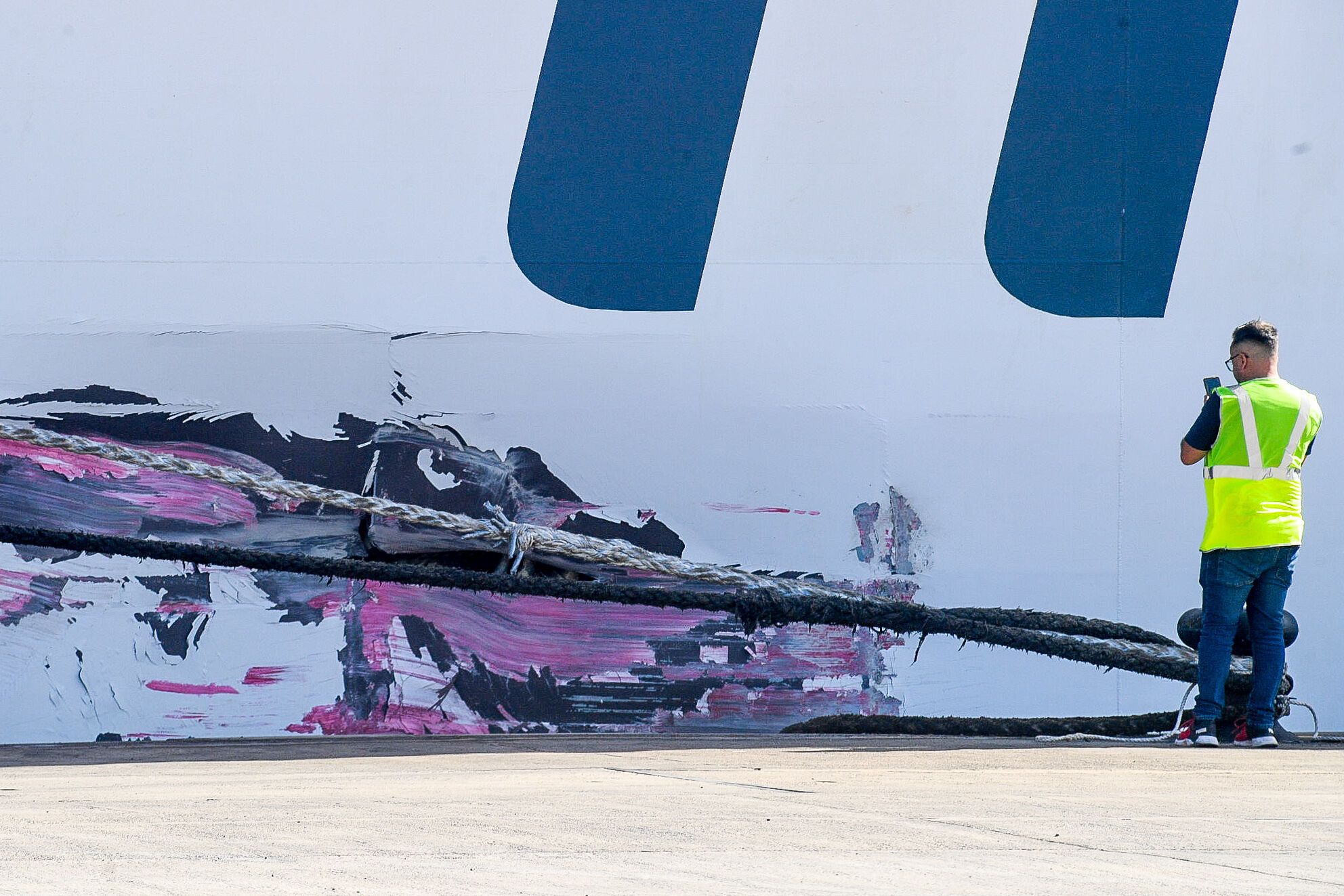 Un barco de Naviera Armas-Trasmediterránea impacta contra un muelle en el Puerto de Las Palmas