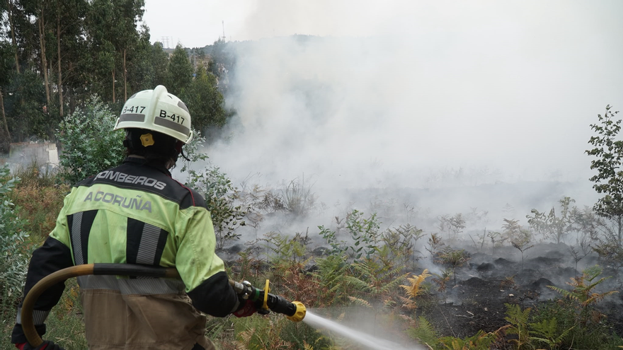 Una de cada seis fincas del plan contra incendios de A Coruña incumple la obligación de desbrozar