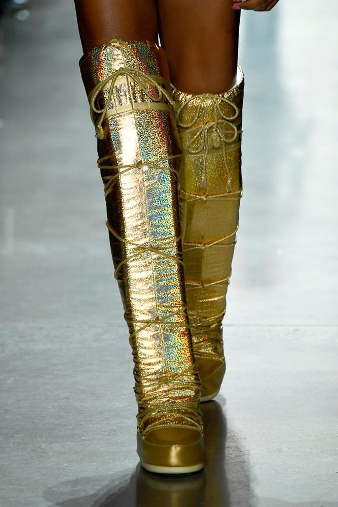 Botas en el desfile de Jeremy Scott