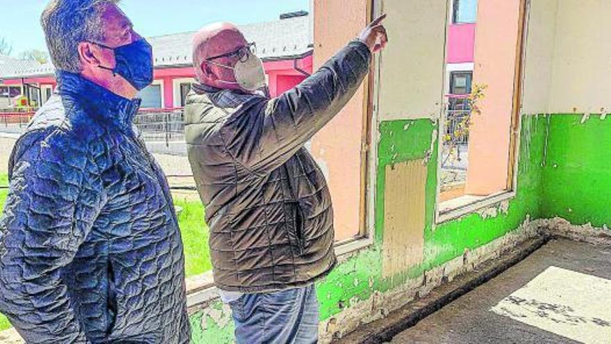 Les autoritats locals visiten les obres a l&#039;edifici antic de l&#039;escola