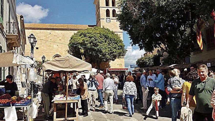 Imagen de la plaza del Ayuntamiento repleta de visitantes.