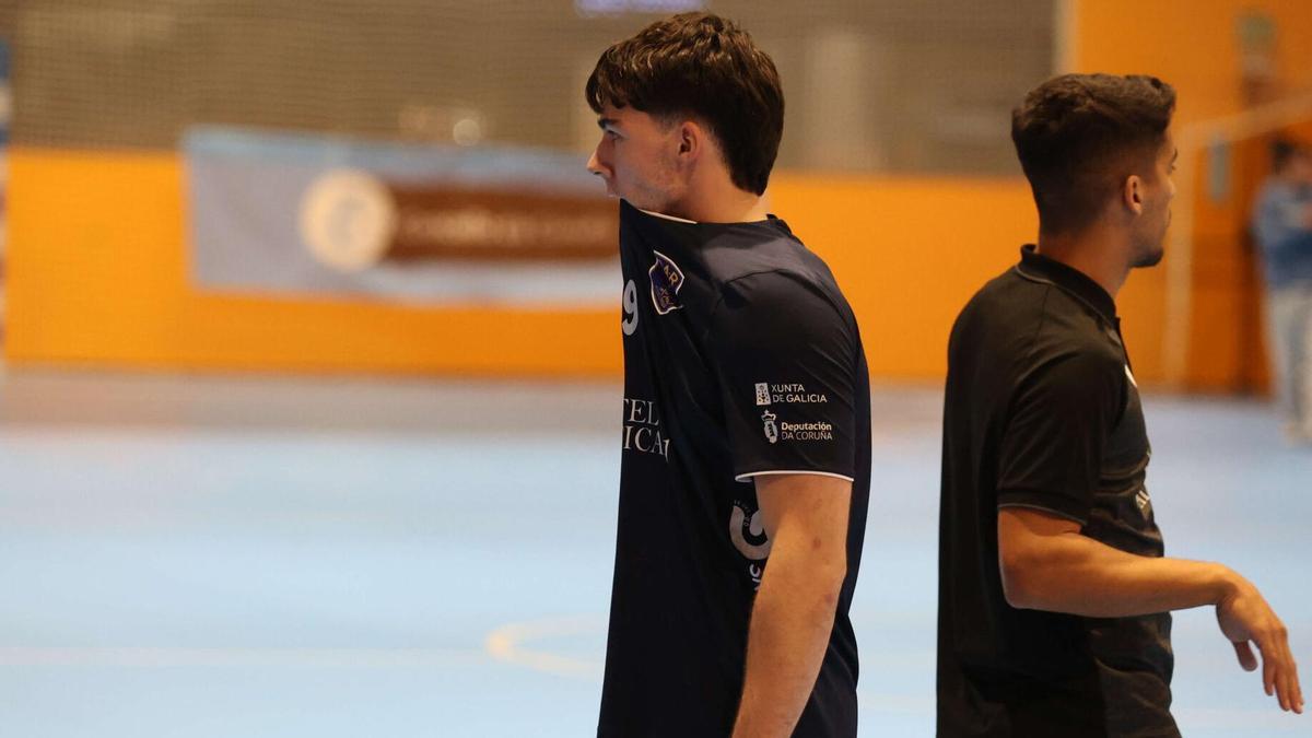 Gael Blanco, con la camiseta en la boca, lamenta una derrota del OAR esta temporada.
