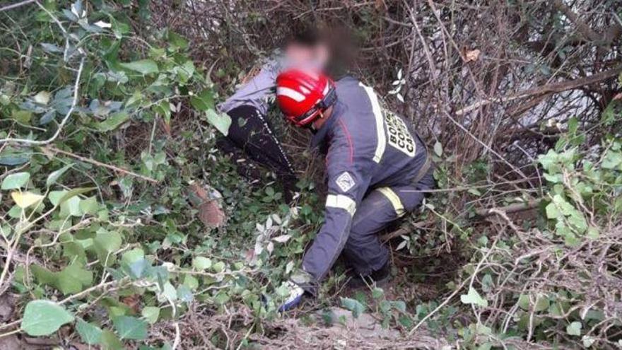 Difícil rescate de un menor caído desde tres metros a un zarzal en Vila-real