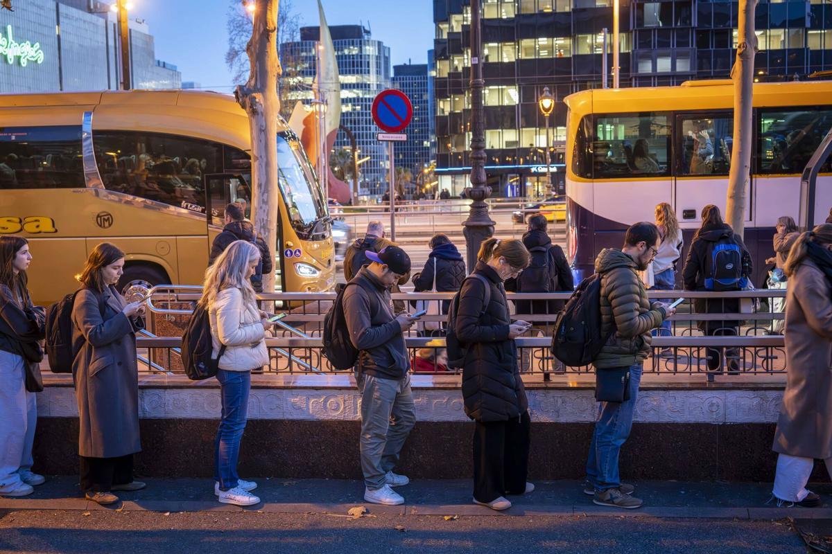 Colas de usuarios de los autobuses interurbanos en Maria Cristina, que después del trabajo se dirigen a casa.