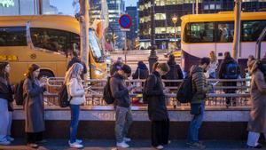 Barcelona, 15/01/2026 Barcelona. Colas de usuarios de los autobuses interurbanos en Maria Cristina, que después del trabajo se dirigen a casa (malestar por colas y falta de expediciones). Autobuses en las paradas. Hora punta 18 h. AUTOR: MANU MITRU