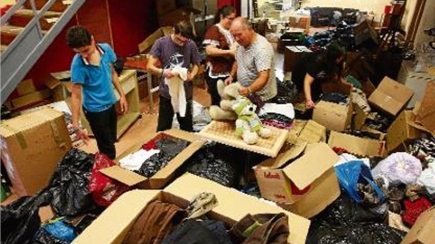 Un moment de la preparació del material per enviar amb un contenidor a Síria, ahir al centre de Girona.