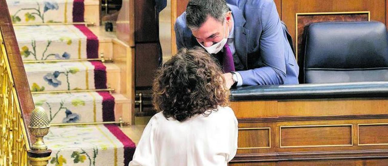 Pedro Sánchez felicita a María Jesús Montero tras pasar el primer escollo de los presupuestos el jueves pasado.
