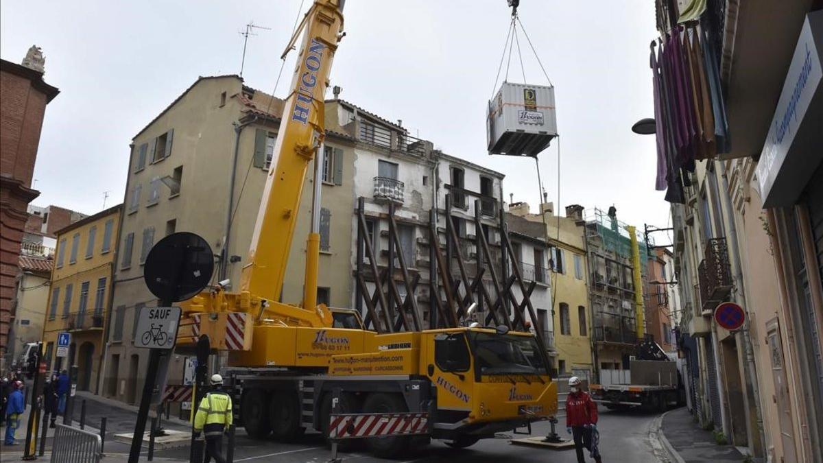 Una grúa y un contenedor han sido necesarios para sacar de su casa a un hombre de 300 kilogramos en Perpiñán.