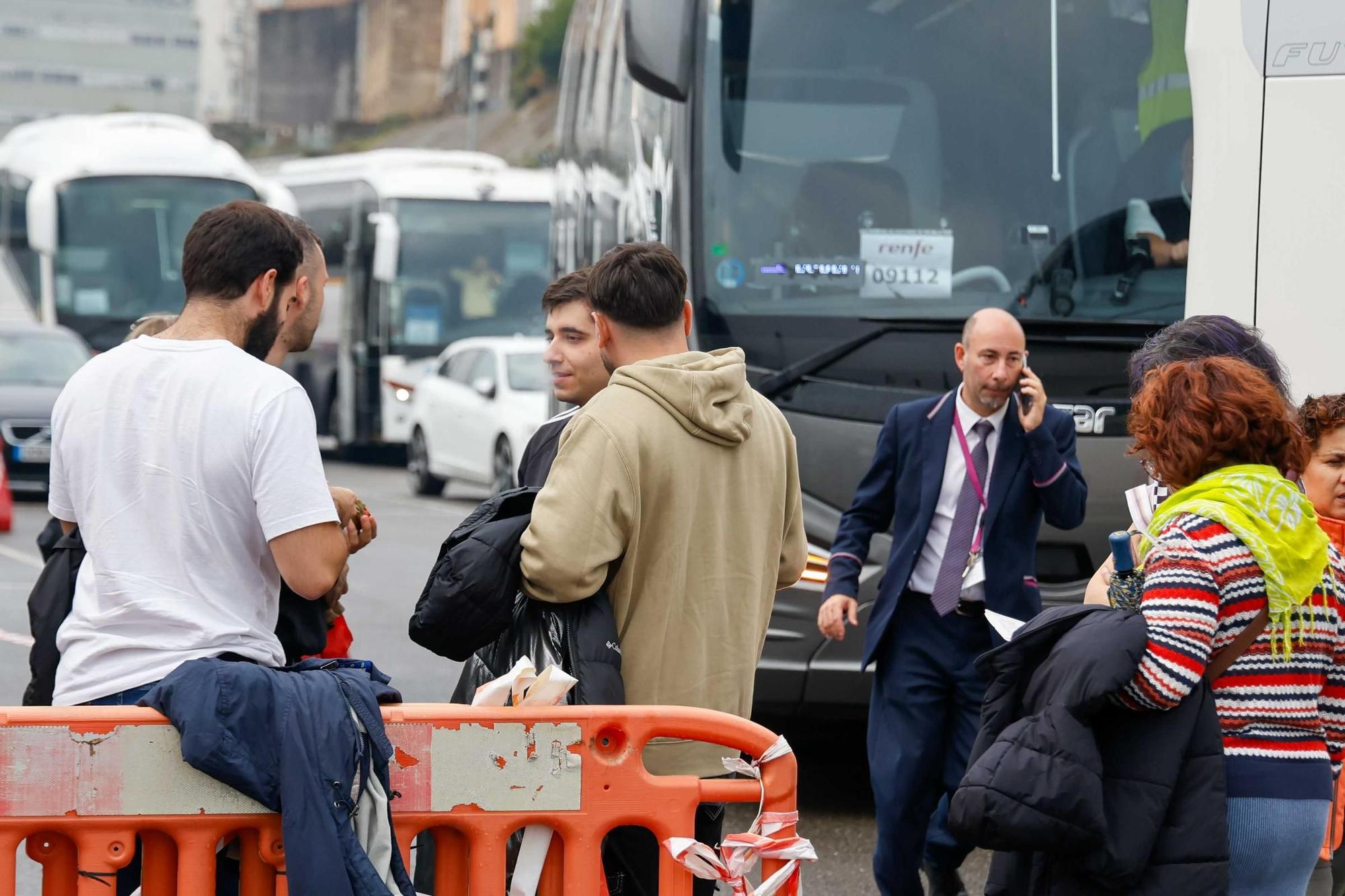 Renfe lo consigue: trasbordo ordenado del tren al bus y sin protestas en Santiago