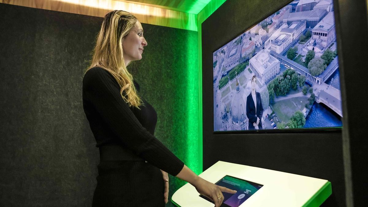 Linda Noskova, directora comercial de Travel Compositor, muestra cómo funciona :Dora.