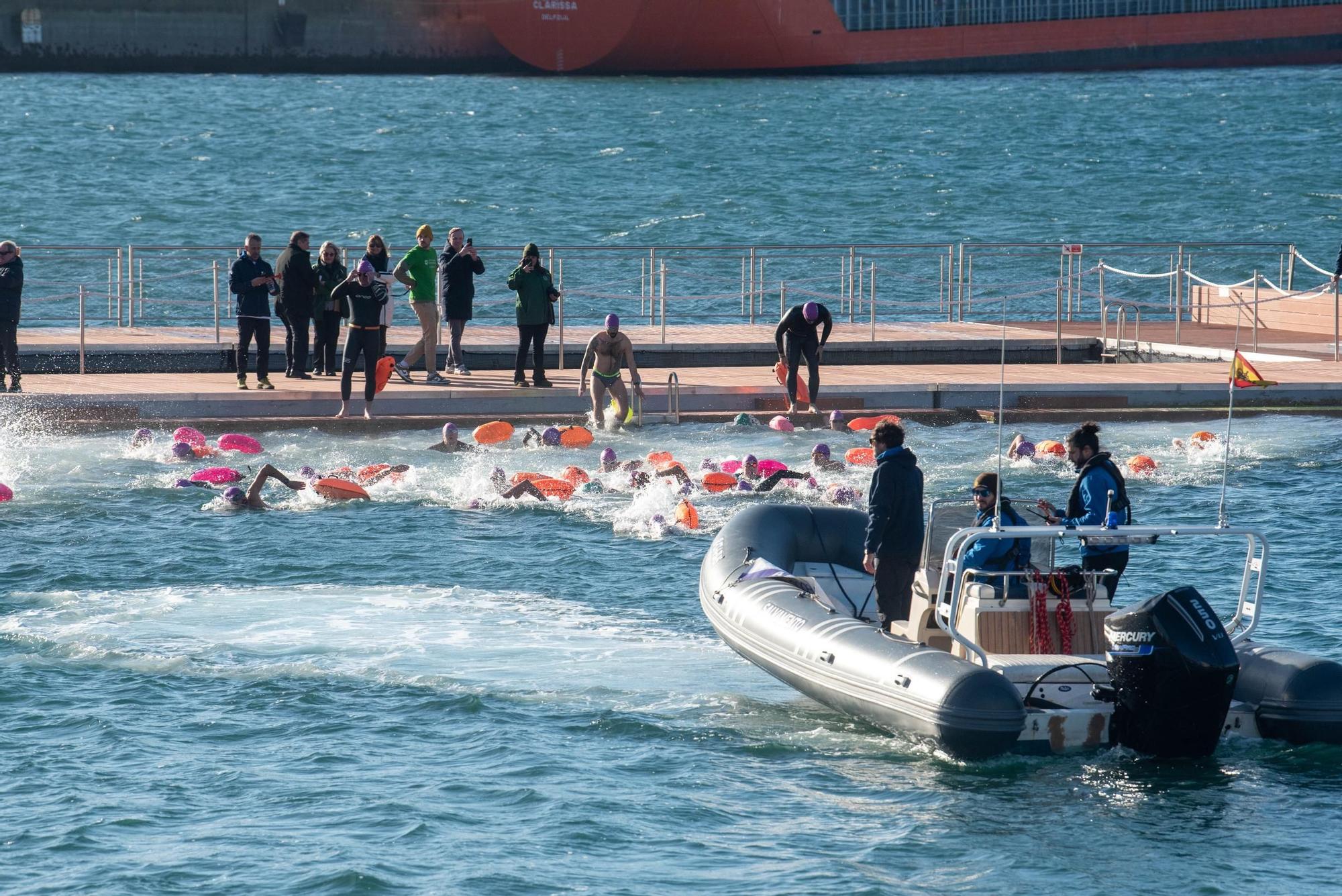 A Coruña desafía al frío y al mar para visibilizar la ELA