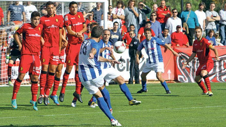 El blanquiazul Samuel lanza una falta durante la primera parte del derbi que disputaron en Son Bibiloni el Mallorca B y el Atlético Baleares.