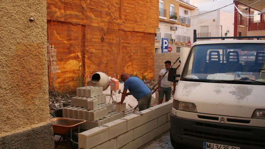 Vallas de ladrillo para evitar robos en los solares de Lorca