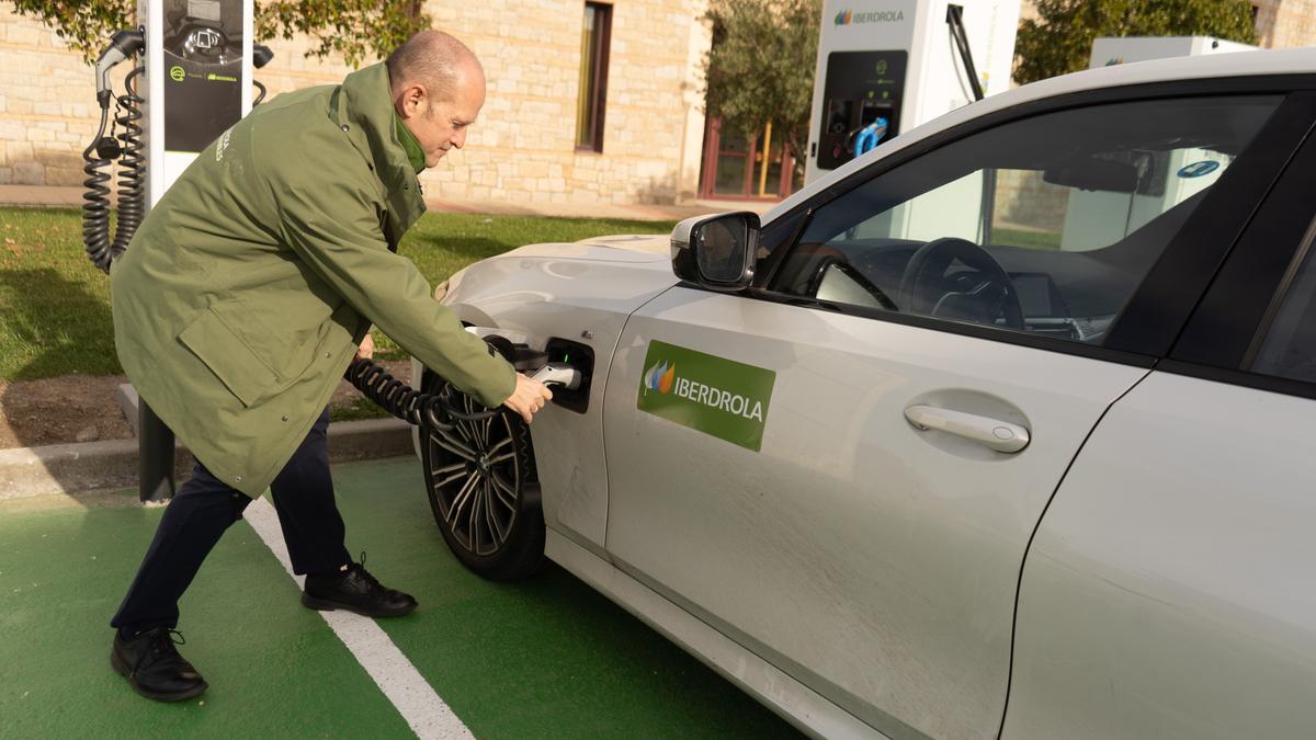 Miguel Calvo, delegado institucional de Iberdrola, estrena uno de los puntos de recarga para vehículos eléctricos en Muelas del Pan.