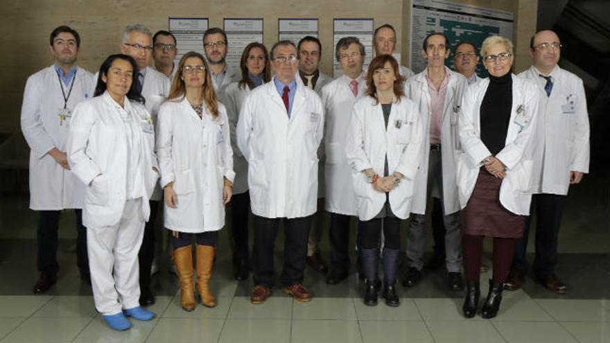 El doctor Antonio Brugarolas (en el centro) con el equipo de la Plataforma de Oncología de Hospital Quirónsalud Torrevieja.