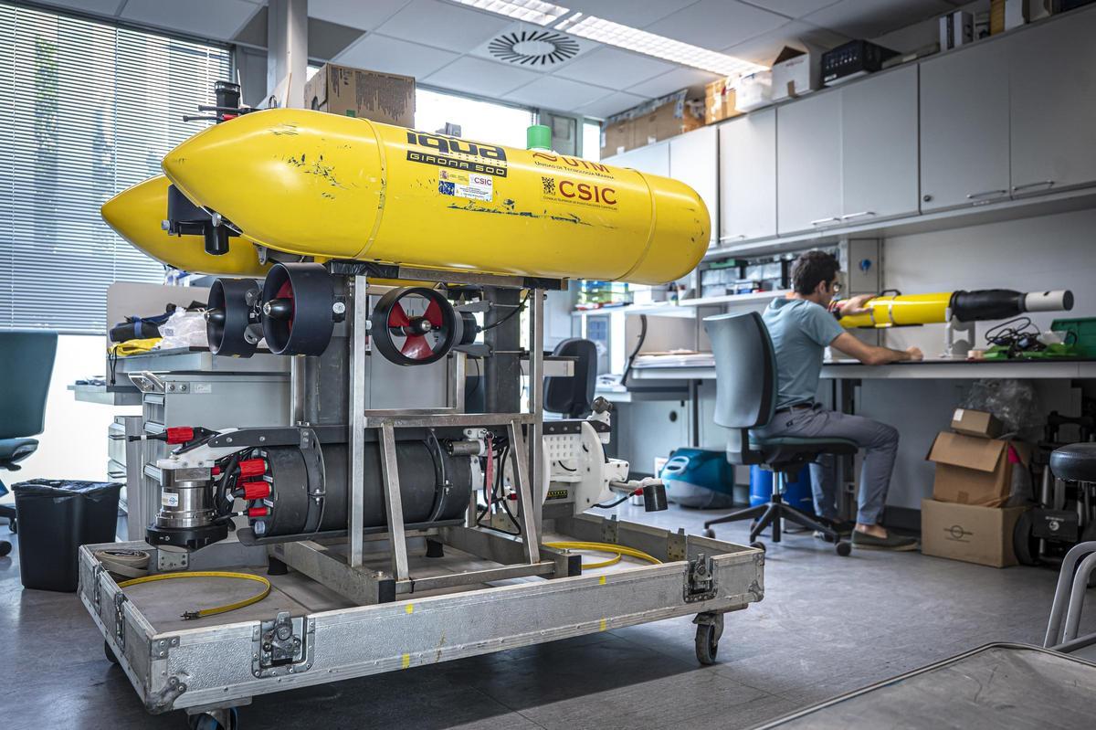 Robots para vigilar el mar. Barcelona lanza un escuadrón de robots submarinos para monitorizar el impacto de la crisis climática en diferentes ecosistemas marinos. En la imagen, el investigador Ivan Masmitjà, con uno de los robots