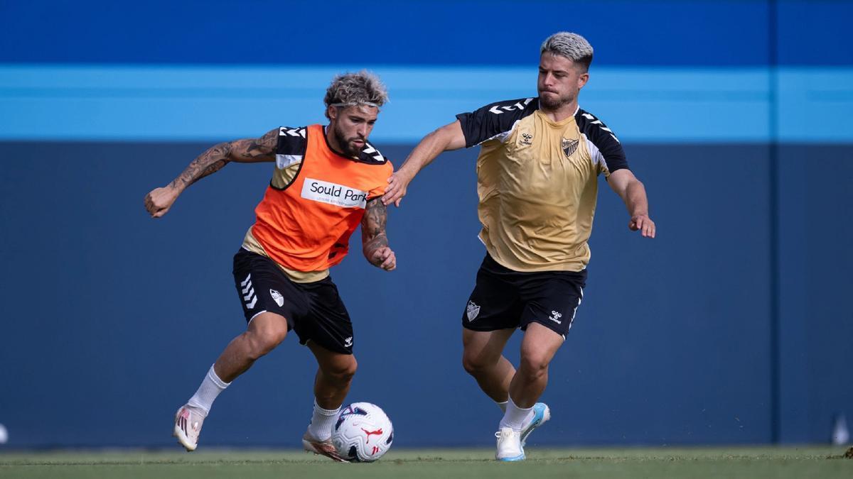 Dani Sánchez, junto a Dani Lorenzo, en el entrenamiento con el Málaga CF.