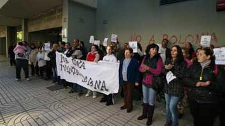 Familias de Los Colorines de Badajoz dormirán ante la Consejería de Igualdad