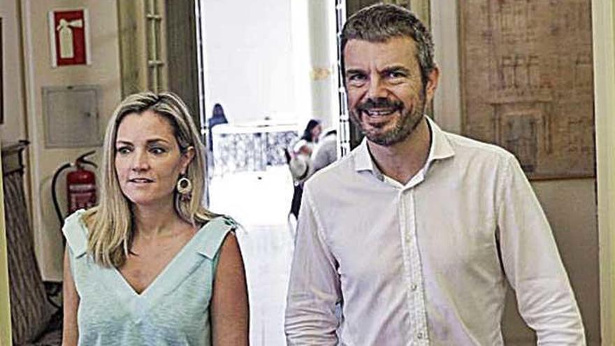 Marc PÃ©rez-Ribas junto a su portavoz adjunta Patricia Guasp, ayer, en el Parlament.