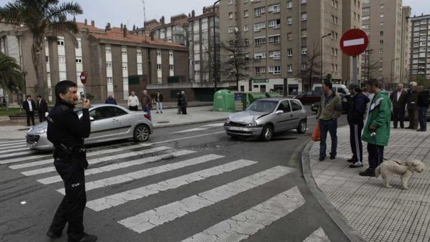 Un policía, junto al paso de peatones donde se produjo el choque y la detención del delincuente perseguido.