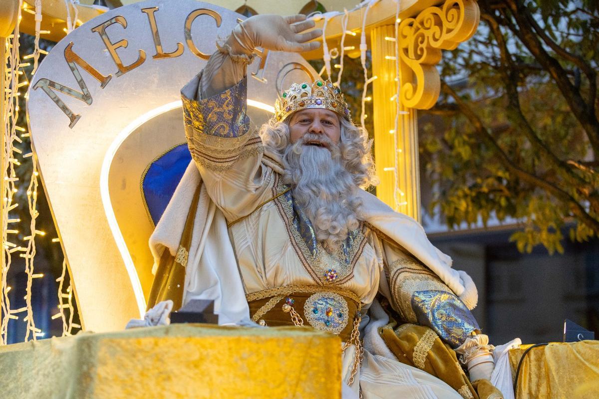 Los Reyes Magos recorren las calles de Santiago