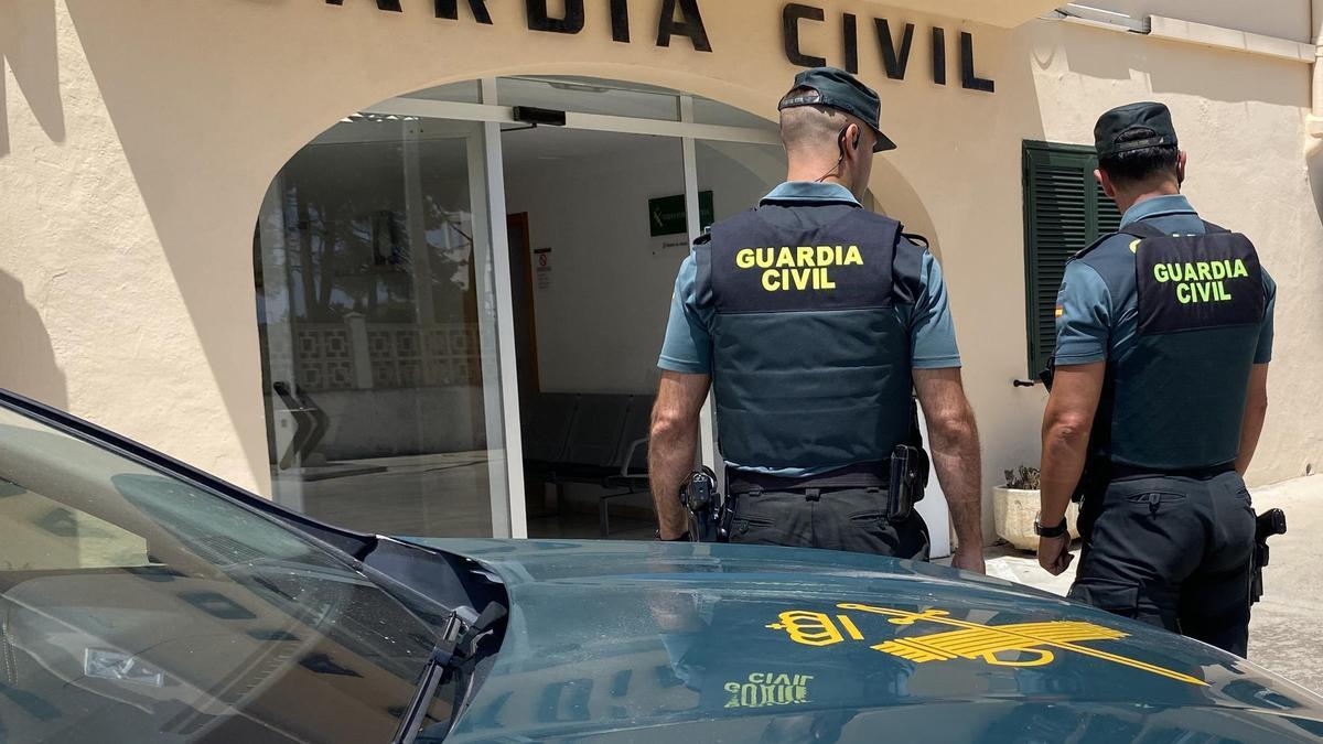 Dos guardias civiles en Ibiza.