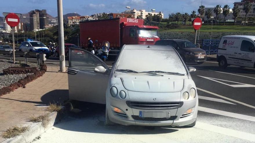 Arde un coche en la rotonda del Negrín