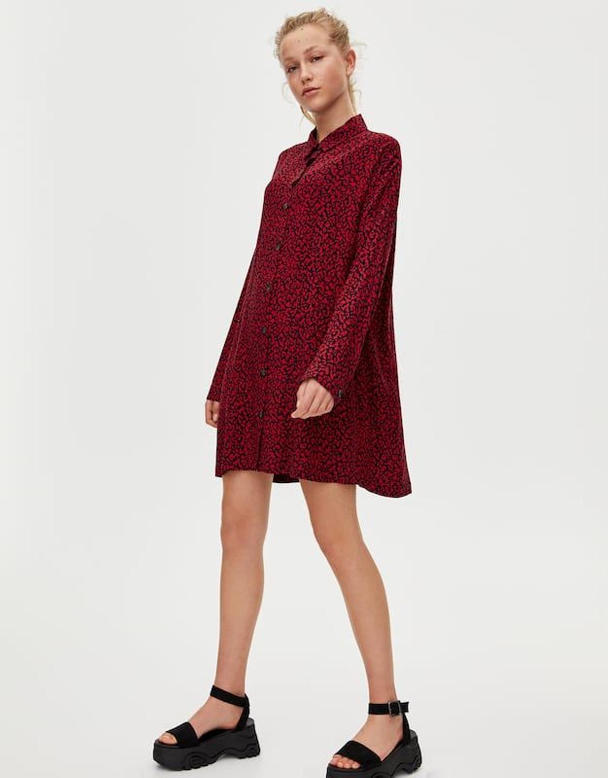 Vestido camisero animal print de Pull and Bear (Precio: 9,99 euros)