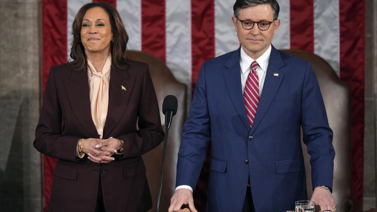 La vicepresidenta de EEUU, Kamala Harris, y el líder de la Cámara de Representantes, Mike Johnson, en el inicio de la sesión para certificar la victoria electoral de Trump, este lunes en Washington.