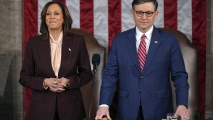 La vicepresidenta de EEUU, Kamala Harris, y el líder de la Cámara de Representantes, Mike Johnson, en el inicio de la sesión para certificar la victoria electoral de Trump, este lunes en Washington.