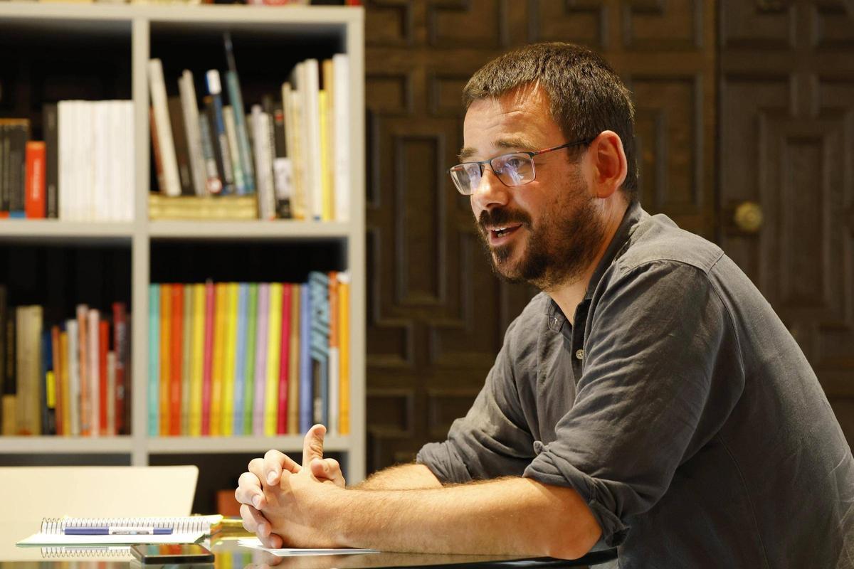 L'alcalde de Girona, Lluc Salellas, durant l'entrevista de Diari de Girona al despatx d'alcaldia.