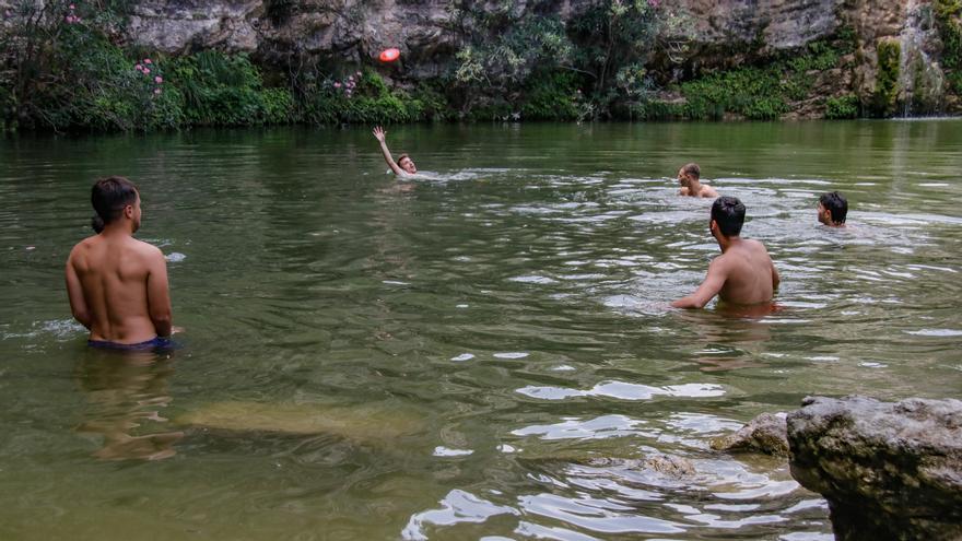 Varios jóvenes en la poza del Barranc de l'Encantada de Planes.