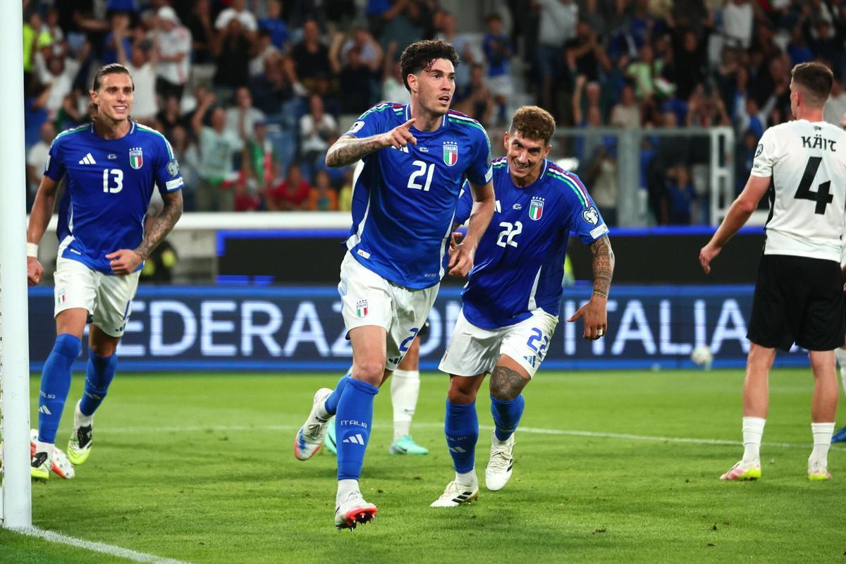 BERGAMO (Italy), 05/09/2025.- Italy’s Alessandro Bastoni (C) celebrates after scoring the 5-0 goal during the FIFA World Cup qualifiers soccer match between Italy and Estonia at Bergamo Stadium in Bergamo, Italy, 05 September 2025. (Mundial de Fútbol, Italia) EFE/EPA/MICHELE MARAVIGLIA