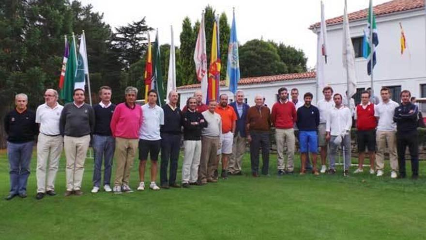 Representantes de los equipos participantes, antes del inicio de la competición.