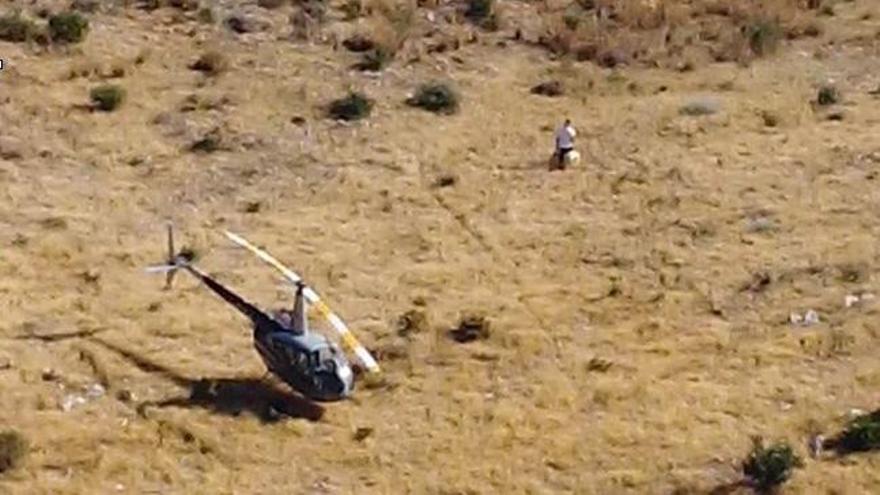 Vilson descarga hachís del R-44 en la Sierra de Torremolinos.