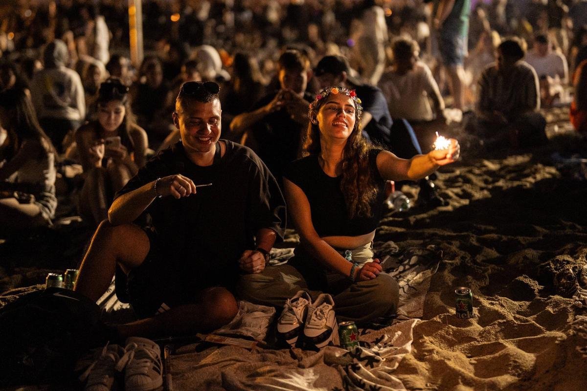 La playa de la Barceloneta llena para celebrar la noche de Sant Joan La playa de la Barceloneta llena para celebrar la noche de Sant Joan