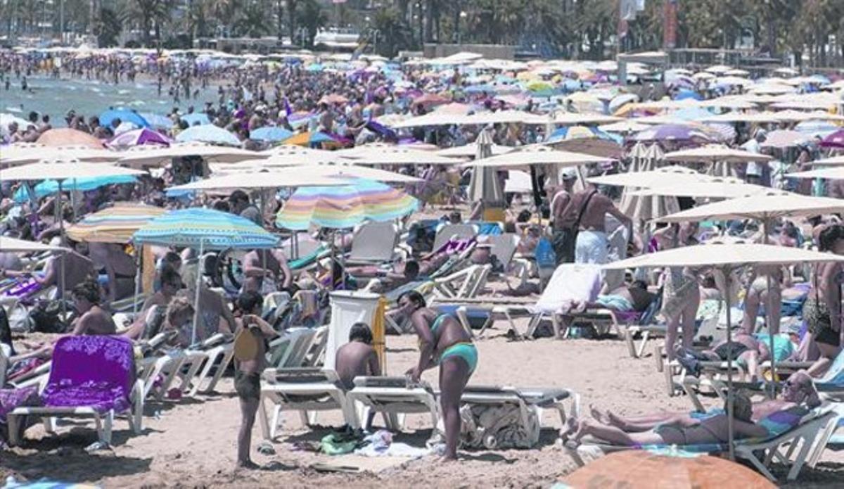 La platja deLlevant de Salou, plena de banyistes dimecres passat.