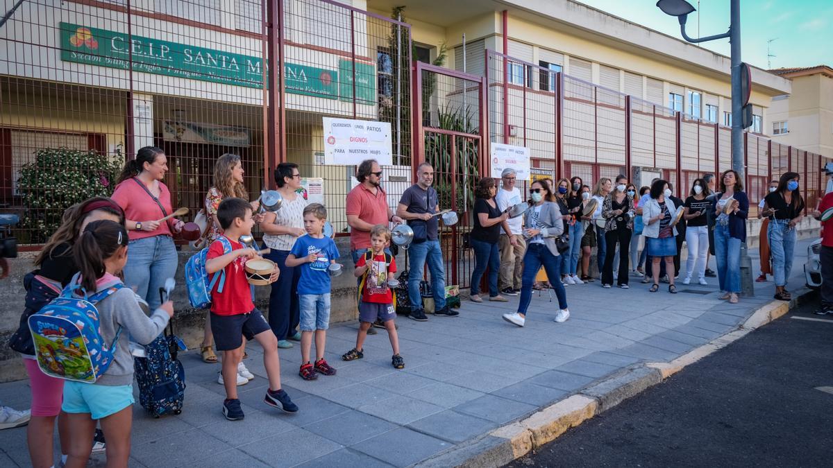 Alumnos, padres y profesores del colegio Santa Marina durante la cacerolada de protesta el pasado mes de mayo.