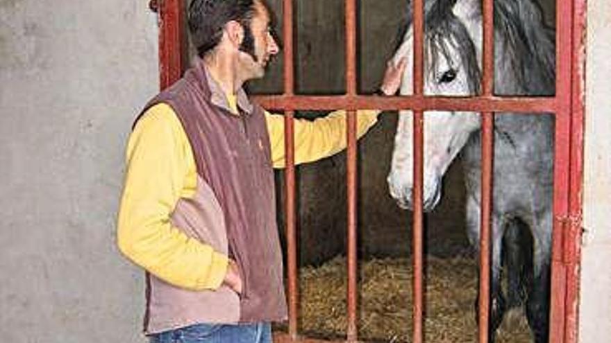 Imagen de archivo de Pablo Gómez junto a un caballo.