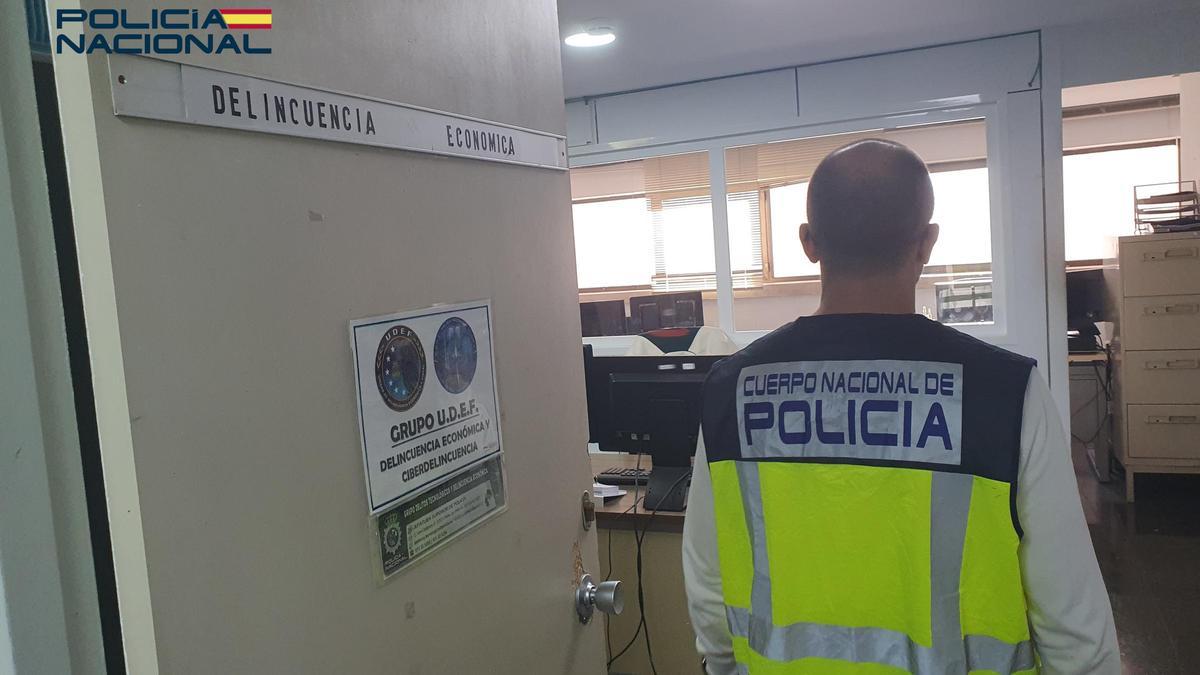 Un investigador del Grupo de Delincuencia Económica de la Policía Nacional en Palma.