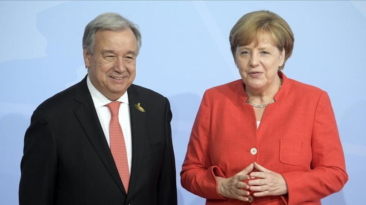 La canciller alemana, Angela Merkel, da la bienvenida al secretario general de la ONU, Antonio Guterres.