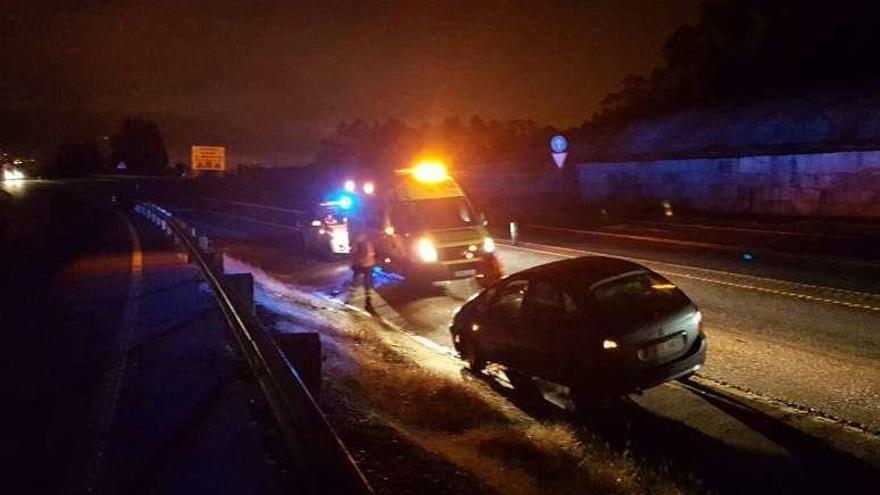 El coche accidentado, la ambulancia y la Guardia Civil. // G.M.P.