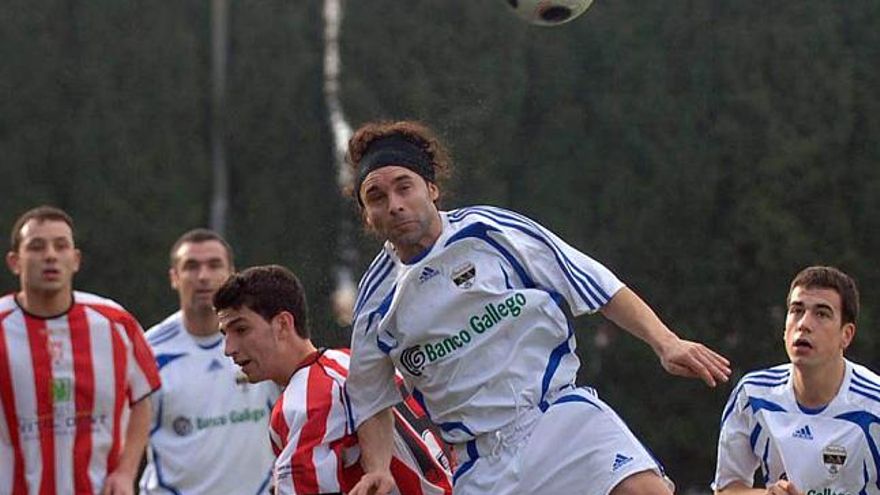 Repi despeja de cabeza por detrás de un jugador del Céltiga. / j. varela