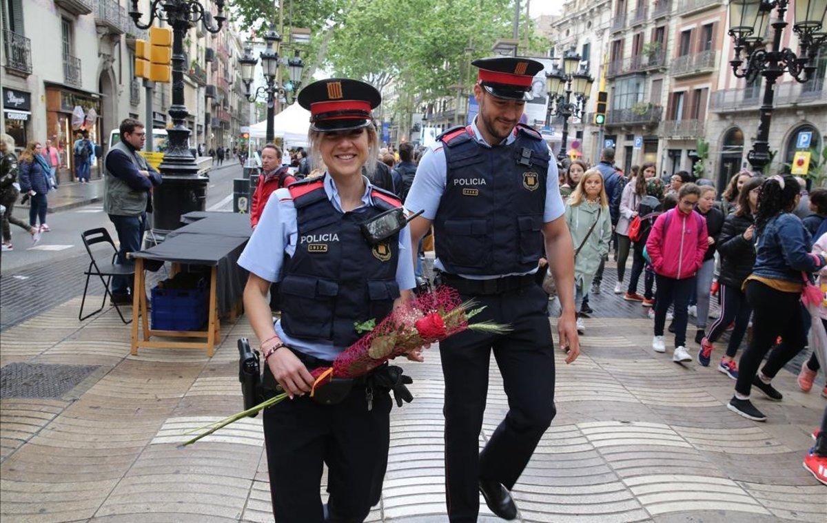 Ambiente de Sant Jordi en La Rambla.